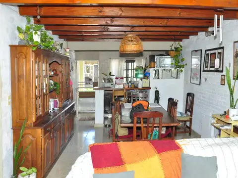 Venta casa 5 ambientes en Burzaco con jardin y cochera