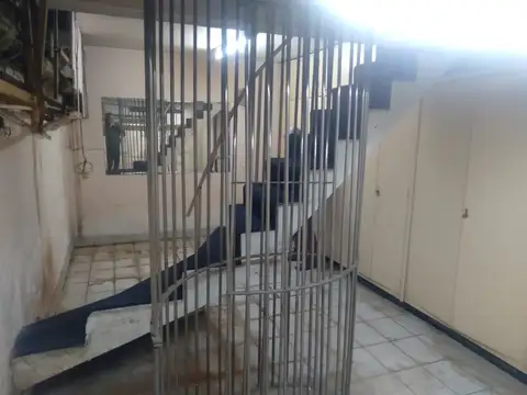 Muy lindo local y muy bien ubicado con gran sótano, baño. RETASADO 