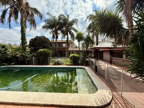 Casa en Alquiler con 3 cocheras