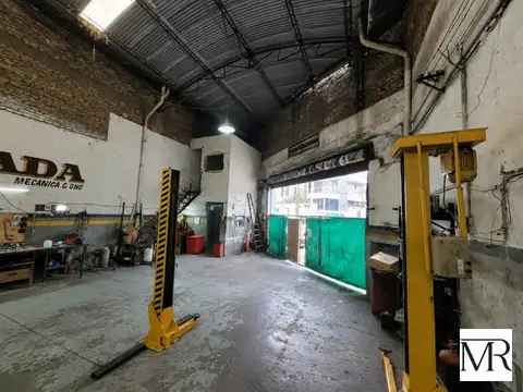 Galpon, Nave Industrial, Deposito + Dos Locales Sobre Avenida con doble Acceso, Gran Porton par...