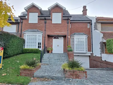 Venta de Excelente Casa 6 AMBIENTES CON GARAJEPARA 4 AUTOS en Los Troncos, Mar del Plata