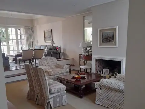 Venta de Excelente Casa 6 AMBIENTES CON GARAJEPARA 4 AUTOS en Los Troncos, Mar del Plata