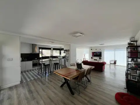 Casa 6 ambientes con 2 baños