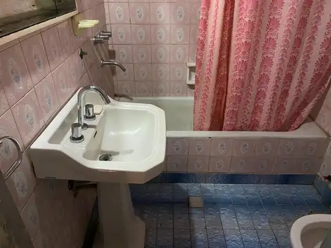 CASA EN VENTA :: 3 AMBIENTES :: CASTELAR