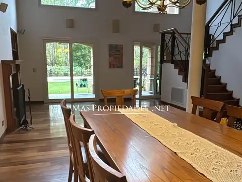 Casa en Alquiler con 2 cocheras