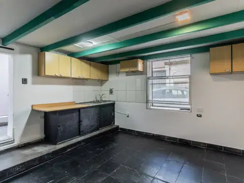 Oportunidad única 5 amb y oficina. 2 baños, garaje, 2 patios, lavadero y terraza.