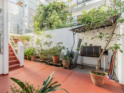 Oportunidad única 5 amb y oficina. 2 baños, garaje, 2 patios, lavadero y terraza.