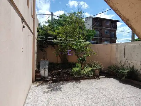 Excelente PH tipo casa de 3 ambientes en esquina con patio y cochera