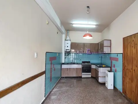 Excelente PH tipo casa de 3 ambientes en esquina con patio y cochera