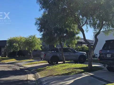Casa en Venta con 3 cocheras