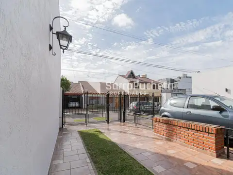 Venta triplex 3 ambientes   playroom con patio y cochera en Haedo.