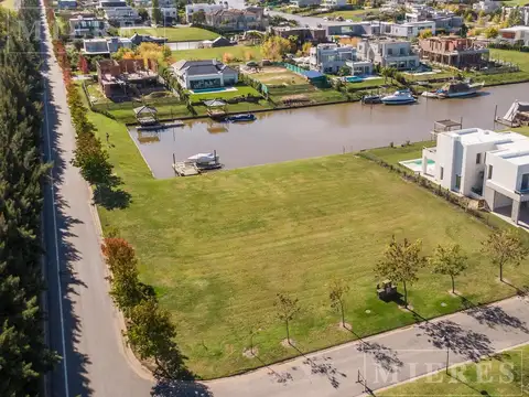 Lote en venta AL RIO en el Barrio Albanueva!