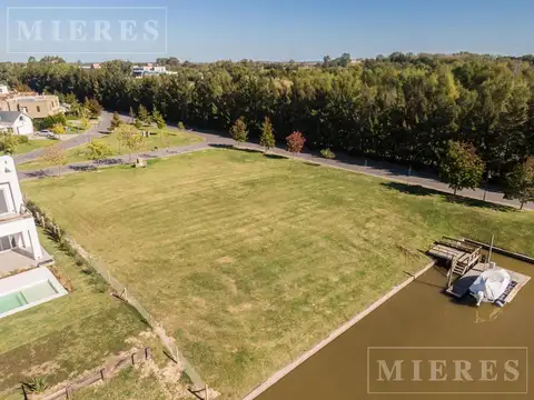 Lote en venta AL RIO en el Barrio Albanueva!