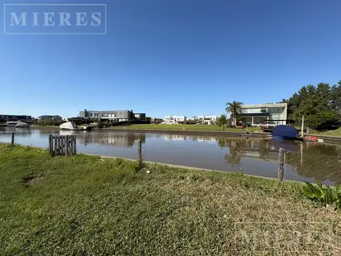 Lote en venta AL RIO en el Barrio Albanueva!