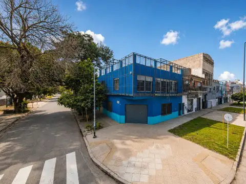 Esquina comercial sobre Av. Illia – 367 m² – Local, depósito y oficinas