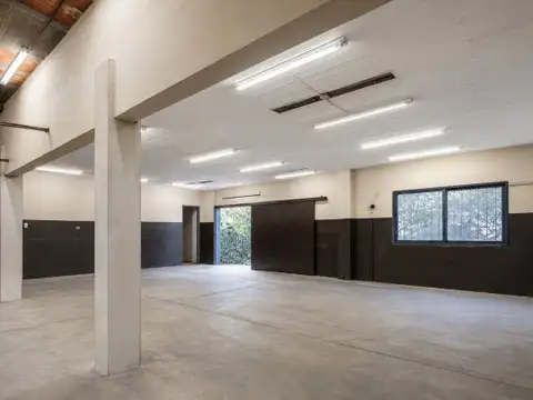 Esquina comercial sobre Av. Illia – 367 m² – Local, depósito y oficinas