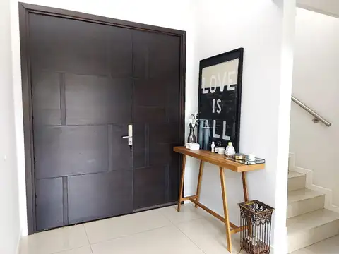 Casa 8 ambientes con 5 baños