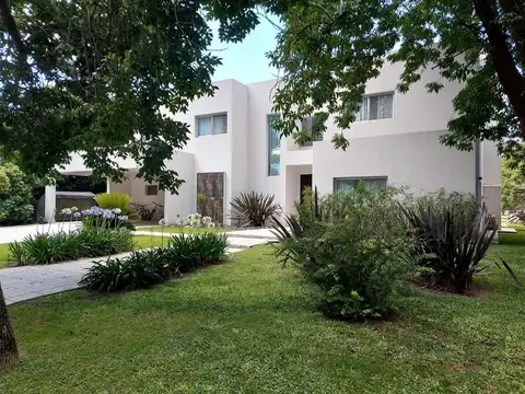 Casa en Alquiler en Armenio, USD 2.500