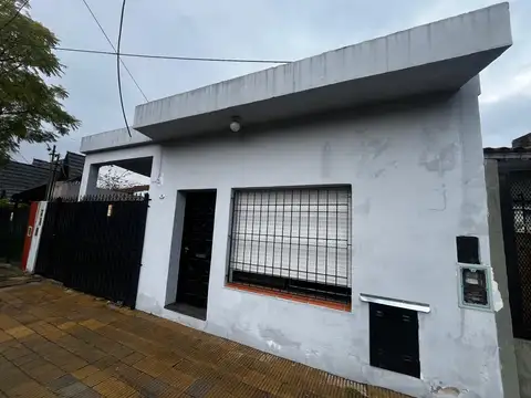 MONOAMBIENTE UBICADO A SOLO 3 CUADRAS DE LA ESTACION Y EL CENTRO DE ITUZAINGO .