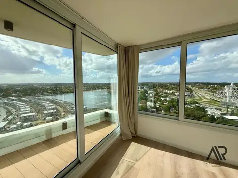 Apartamento en venta de 2 dormitorios y escritorio, 2 baños y garaje.