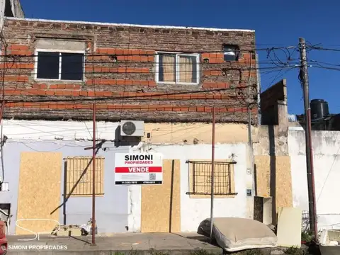 PH 3 ambientes a refaccionar sobre calle comercial