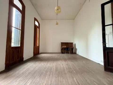 Casa 7 ambientes con 2 baños