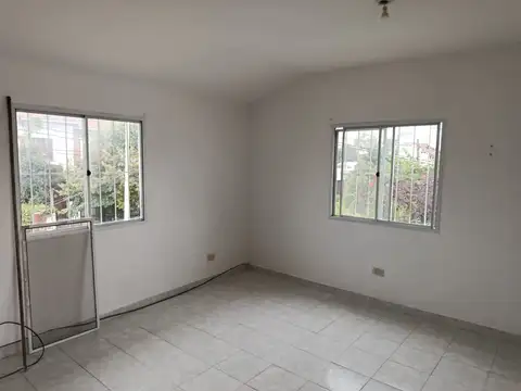 Monoambiente con Patio en Alquiler - Castelar Sur