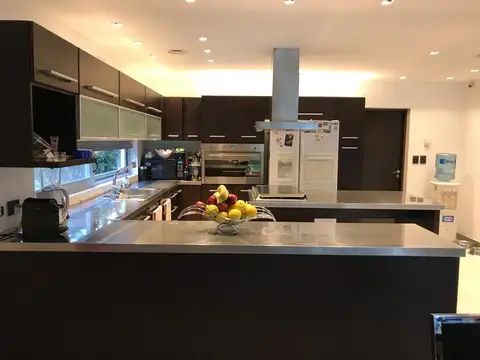 Casa en Alquiler con 2 cocheras