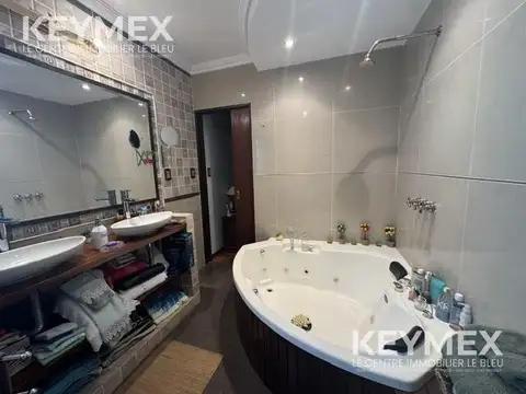 Casa en Venta con 4 cocheras