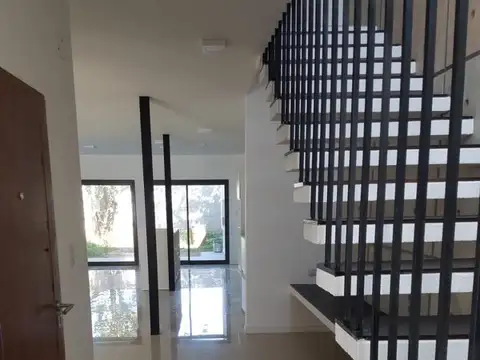 Casa 4 ambientes con 3 baños