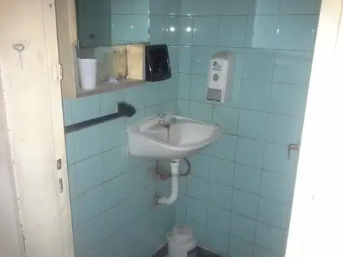 ALQUILER -EXCELENTE LOCAL COMERCIAL - SOBRE AVENIDA CROVARA - SUPERFICIE APROX. 110 M2