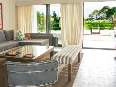 Av. Dr. Elias Regules 100, Piso 1