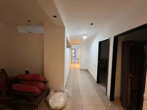 Oficina 8 ambientes con 1 baño