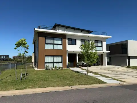 Casa Venta/Alquiler - Barrio Acacias - Puertos del Lago - Al lago Puertos vista abierta 8 ambientes