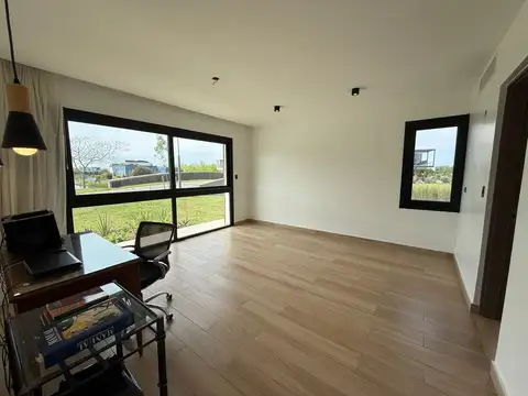 Casa en Venta con 6 cocheras