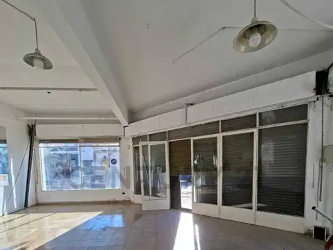 Venta – Casa con local comercial - Apto Crédito - Barrio Matheu