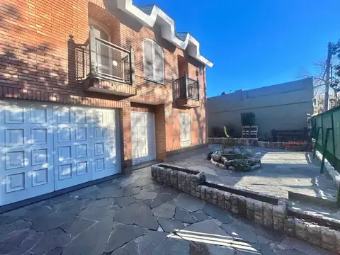 Imponente Casa de Estilo con Gran Patio - 3 habitaciones - cocheras - Barrio Azcuenaga Rosario