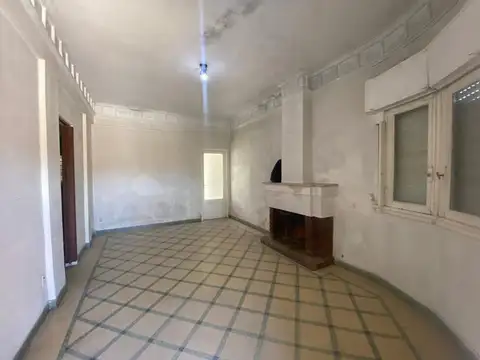 EN VENTA AMPLIA CASA A RECICLAR ZONA CALVARIO