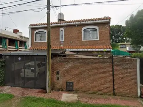 VENTA - Casa 2 dorm. con cochera y pileta - Opción Permuta