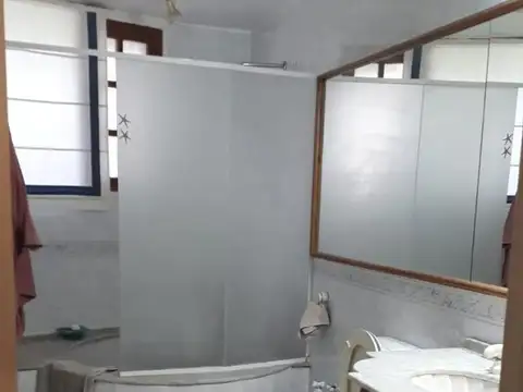 Casa 8 ambientes con 5 baños