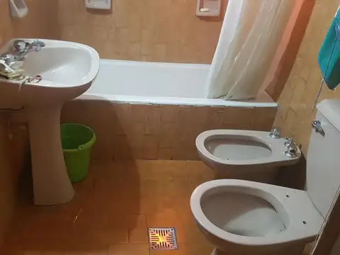 EN VENTA CASA ANTIGUA EN ZONA CENTRAL DE CASEROS, IDEAL PARA HACER UN EDIFICIO - FICHA 7338