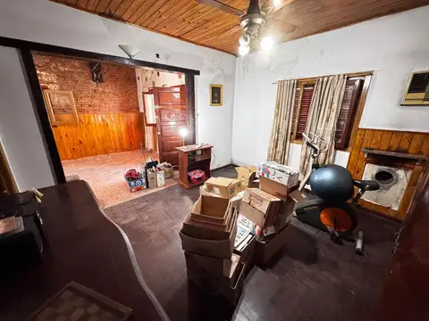 Casa en venta de 4 ambientes con amplio parque y quincho