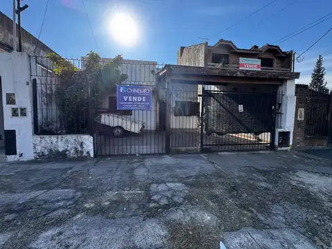 Casa en venta de 4 ambientes con amplio parque y quincho
