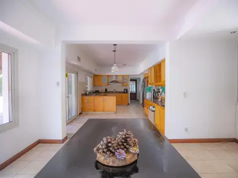 Casa 6 ambientes con 3 baños