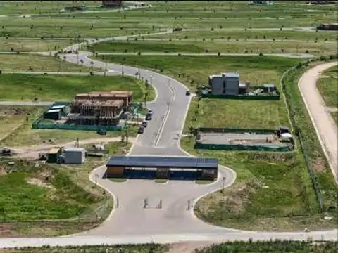 Lote en venta en Barrio Village joven 