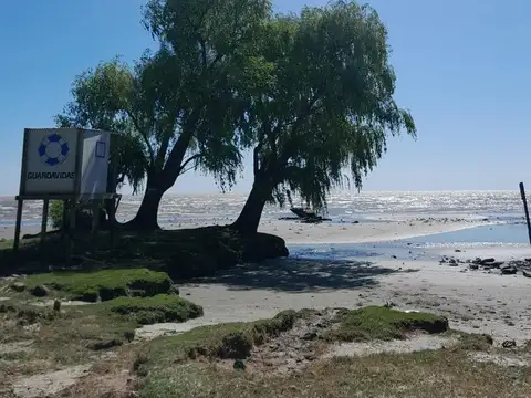 Campo de 33 Has con costa de Rio