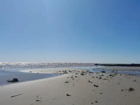 Campo de 33 Has con costa de Rio