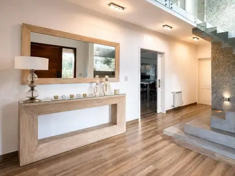 Casa en Venta con 5 cocheras
