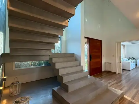 Casa 6 ambientes con 5 baños