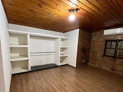 Casa 3 dormitorios con dpto de 1 dormitorio a metros de asfalto